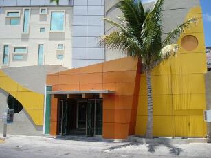 Fachada en panel de aluminio ALPOLICR prismatico y amarillo