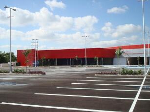 Fachada en panel de aluminio Aludaissa SMX y Rojo ERT