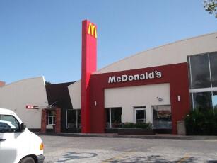 Panel de aluminio en Rest. Mc Donalds