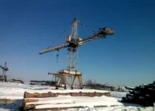 മദ്യപനെപ്പോലെ ആടിയാടി വീഴുന്ന ക്രെയിന്‍. റഷ്യയിലെ Uglichല്‍ നിന്നൊരു കാഴ്ച.