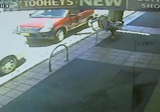 കുട്ടികള്‍ അപകടത്തില്‍നിന്ന് രക്ഷപ്പെടുന്നു   