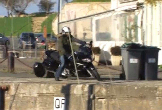 മോട്ടോര്‍ സൈക്കിള്‍ ബോട്ടിലേക്ക് വീഴുന്നു --ഭാഗ്യം തുണച്ചു