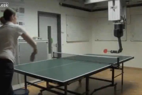  റോബോട്ട് ടേബിള്‍ ടെന്നീസ് കളിക്കുന്നു  